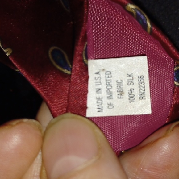 VGUC - Adolfo Red 100% Silk w/Small Paisley Men’s Tie - Picture 6 of 6